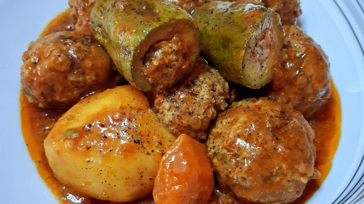 Κοκκινιστά γιουβαρλάκια με λαχανικά