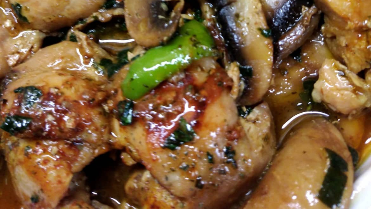 Κοτόπουλο-σκορδάτο-με φρέσκα μανιτάρια-