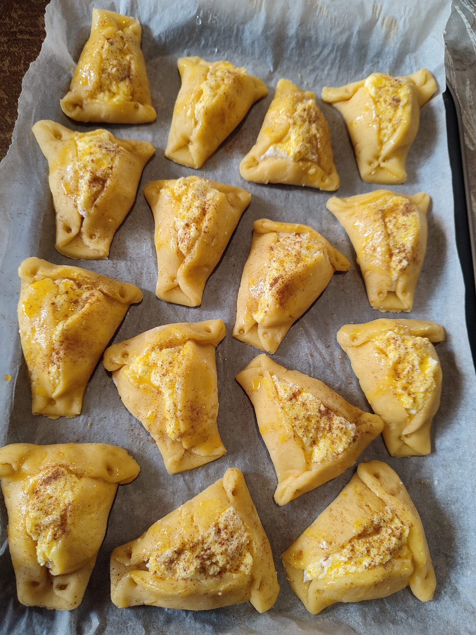 Κρητική-συνταγή-για-Πασχαλινά καλιτσούνια-ψήσιμο