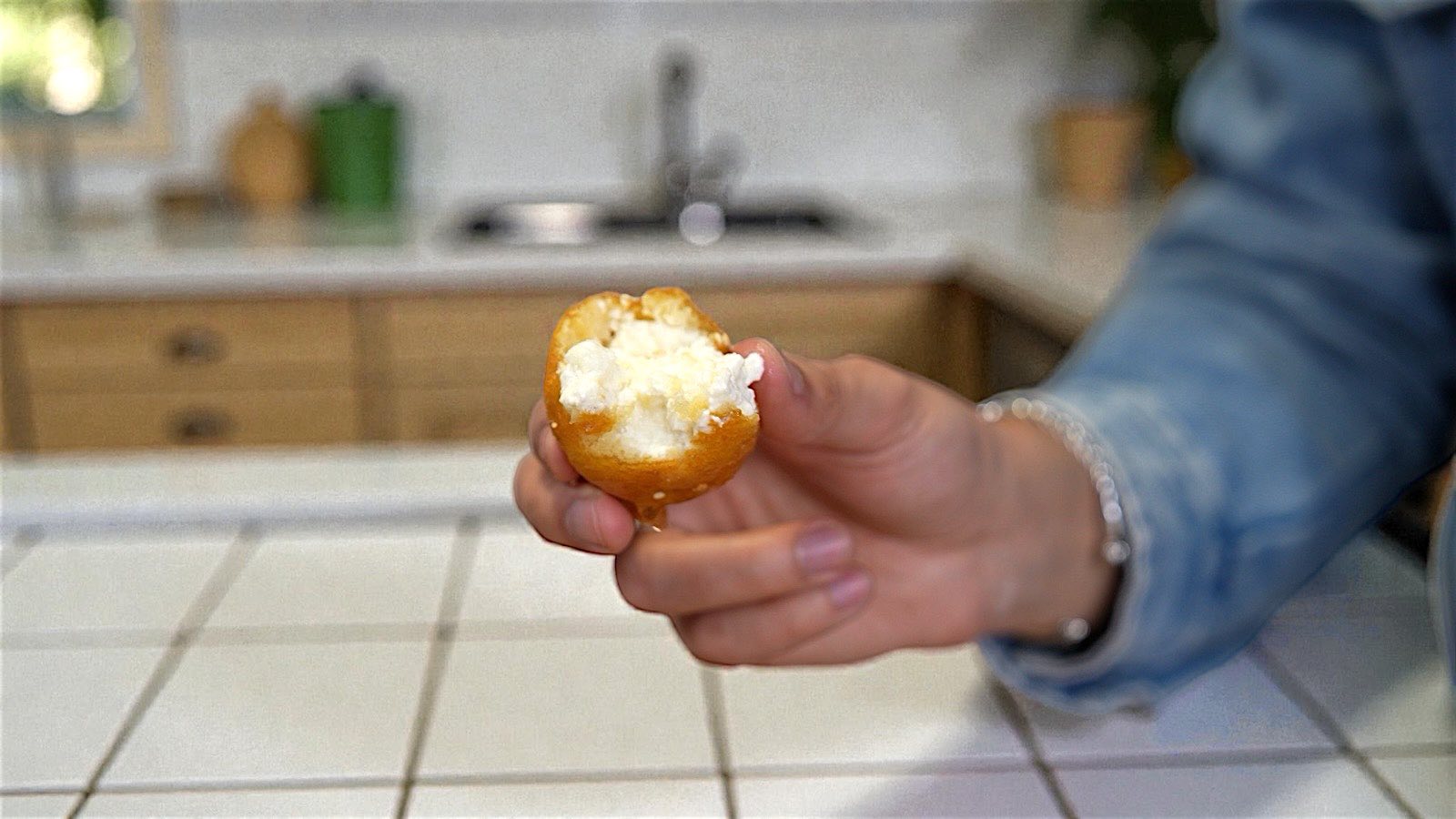 Λουκουμάδες φέτας με υλικό που τους κάνει αφράτους σαν βαμβάκι