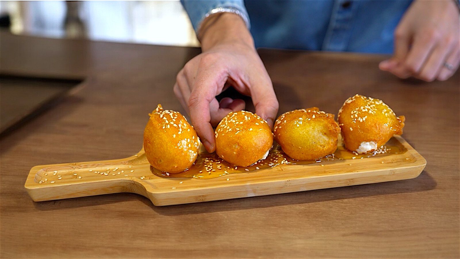 Λουκουμάδες φέτας με υλικό που τους κάνει αφράτους σαν βαμβάκι