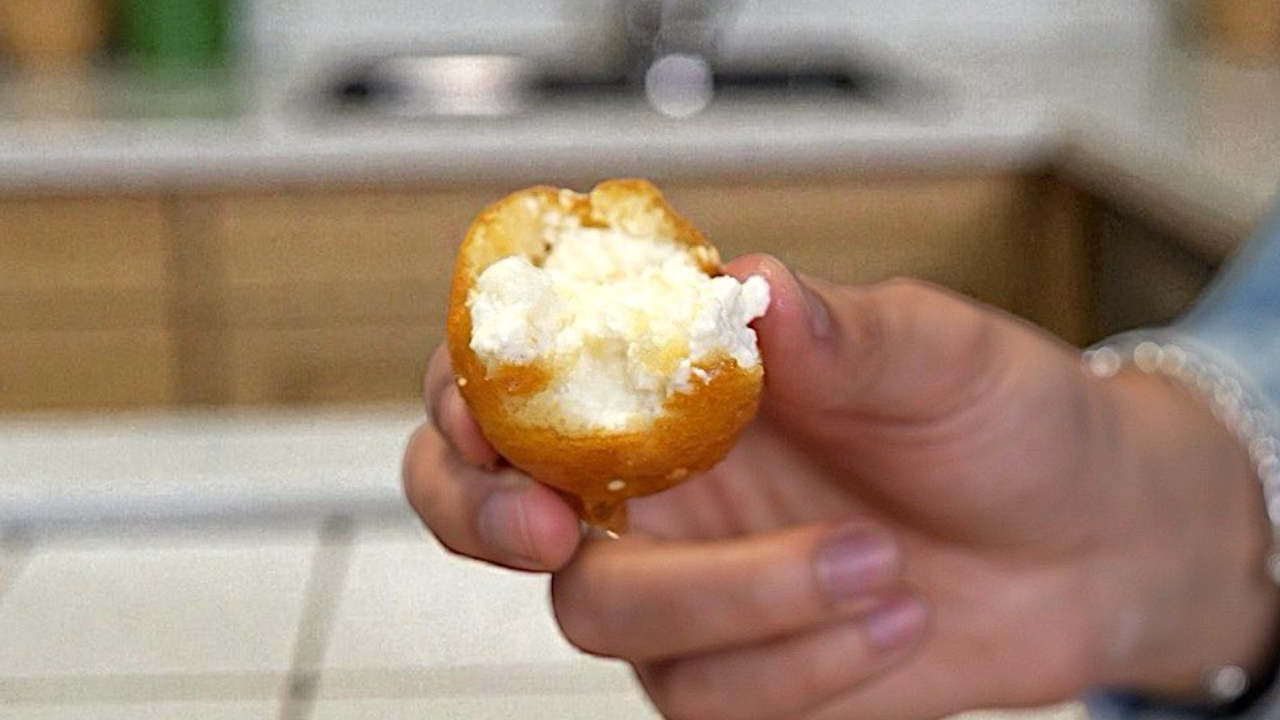 Λουκουμάδες φέτας με υλικό που τους κάνει αφράτους σαν βαμβάκι