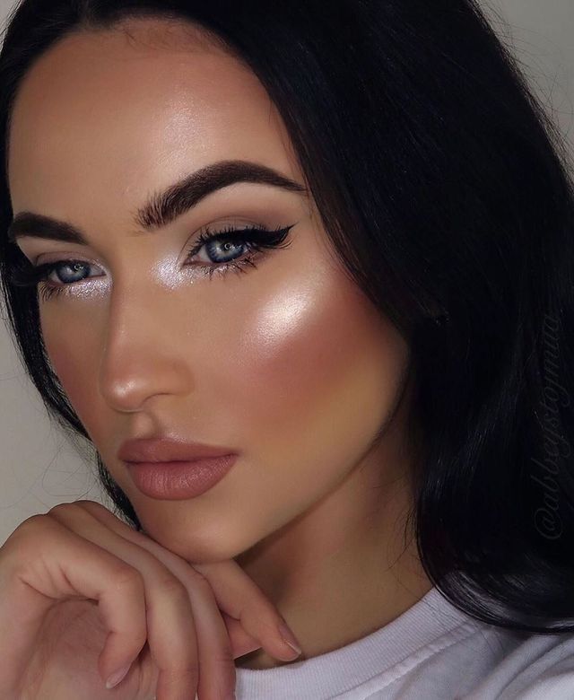 Η makeup artist των διάσημων του εξωτερικού αποκαλύπτει τα μυστικά στο μακιγιάζ για λαμπερό δέρμα