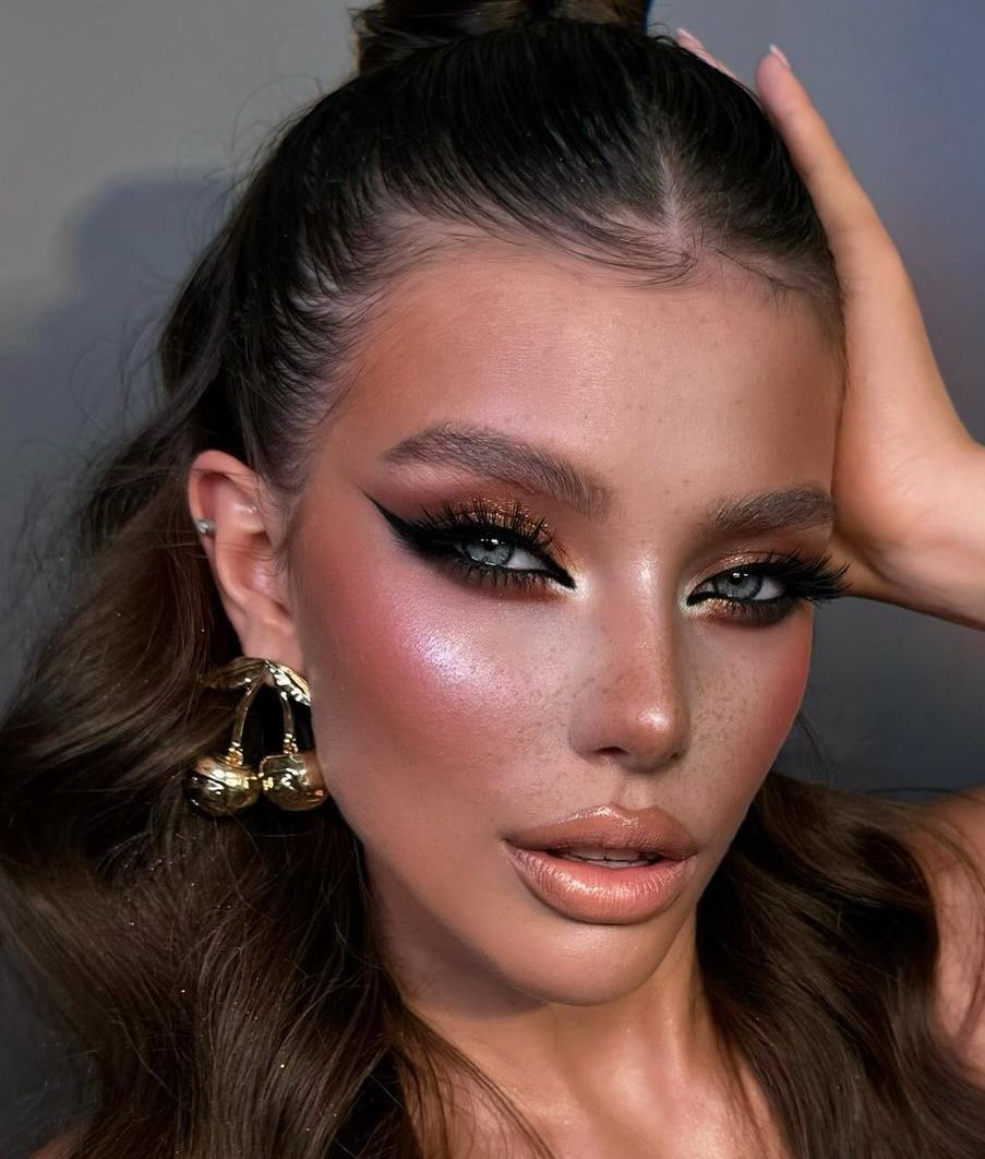 Η makeup artist των διάσημων του εξωτερικού αποκαλύπτει τα μυστικά στο μακιγιάζ για λαμπερό δέρμα