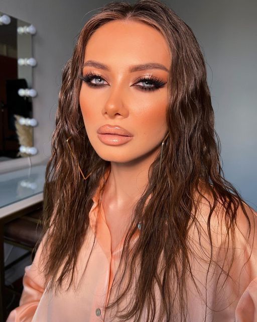 Η makeup artist των διάσημων του εξωτερικού αποκαλύπτει τα μυστικά στο μακιγιάζ για λαμπερό δέρμα