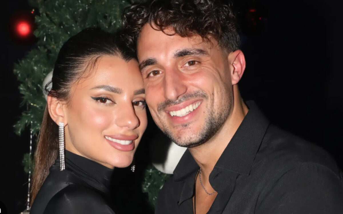 Η Μαριαλένα Ρουμελιώτη και ο Σάκης Κατσούλης έκαναν βόλτα με το παιδικό καρότσι πριν την γέννηση του μωρού τους (Βίντεο)