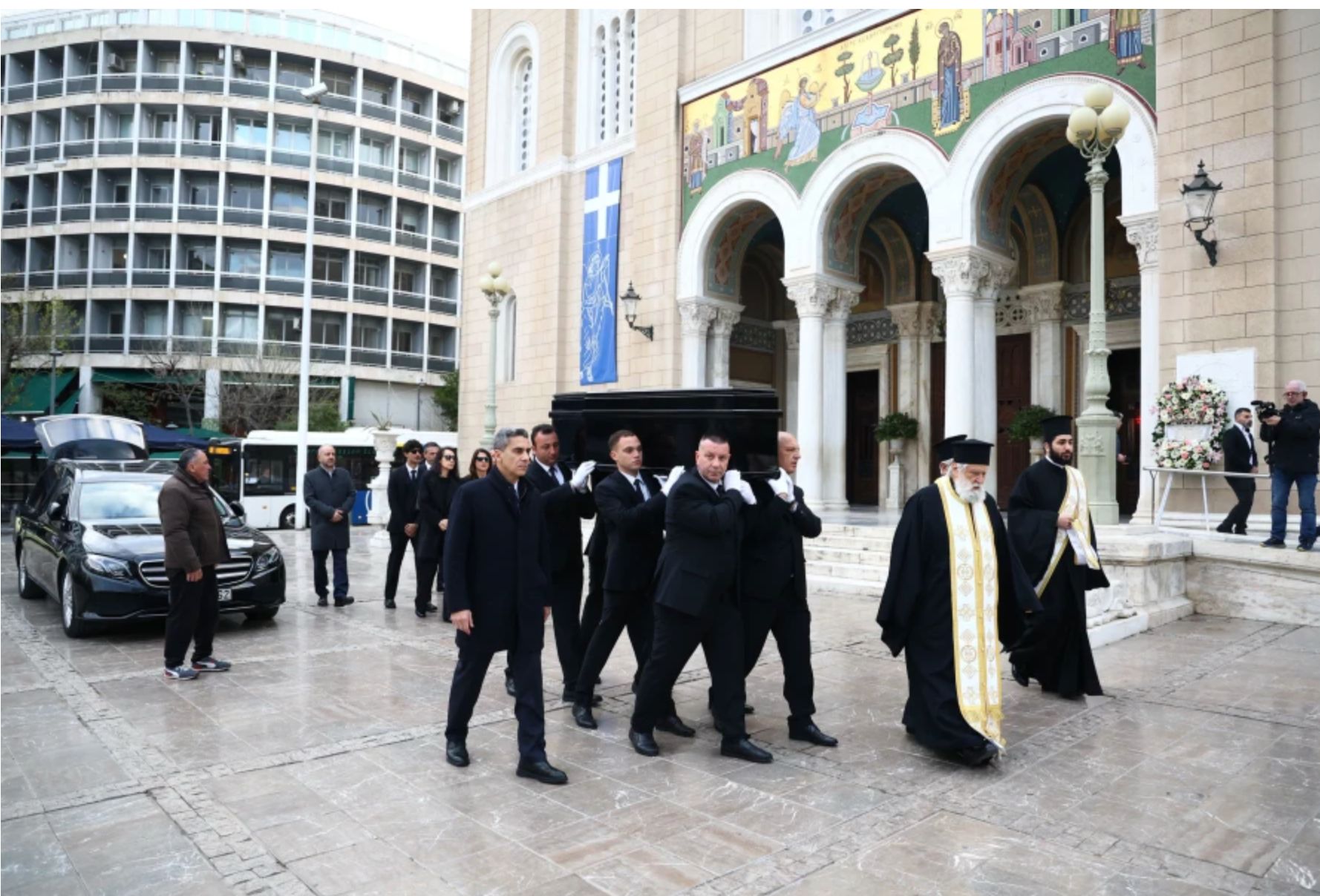 Μαρινέλλα: Σε λαϊκό προσκύνημα η σορός της- Πλήθος κόσμου αποχαιρετά με χειροκροτήματα και δάκρυα τη σπουδαία ερμηνεύτρια