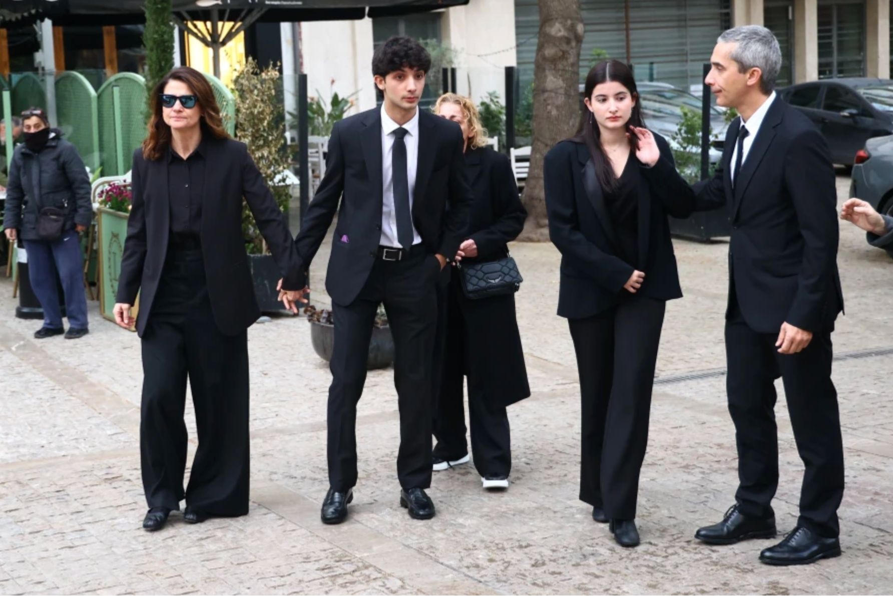 Μαρινέλλα: Σε λαϊκό προσκύνημα η σορός της- Πλήθος κόσμου αποχαιρετά με χειροκροτήματα και δάκρυα τη σπουδαία ερμηνεύτρια