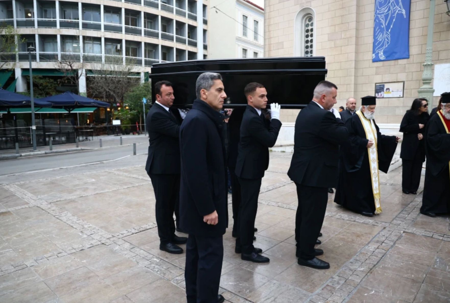 Μαρινέλλα: Σε λαϊκό προσκύνημα η σορός της- Πλήθος κόσμου αποχαιρετά με χειροκροτήματα και δάκρυα τη σπουδαία ερμηνεύτρια