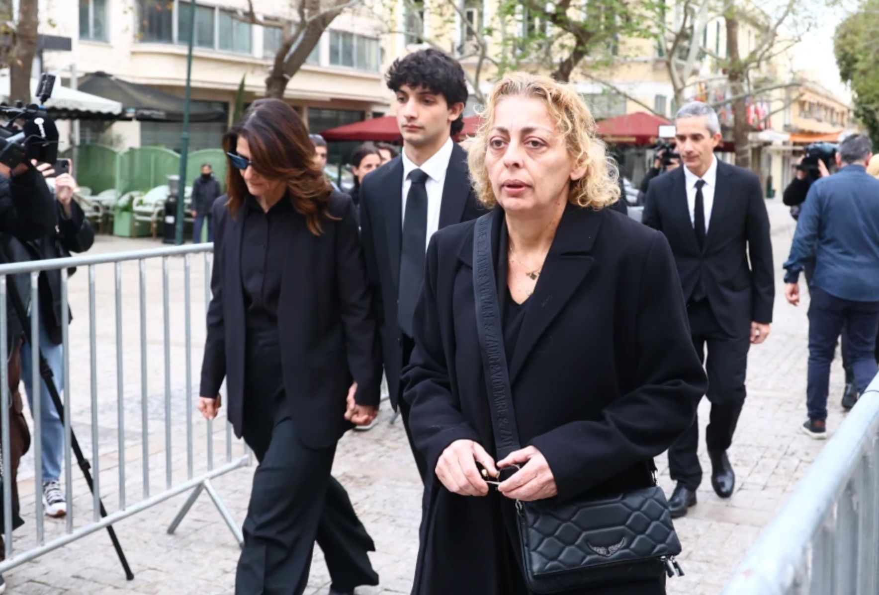 Μαρινέλλα: Σε λαϊκό προσκύνημα η σορός της- Πλήθος κόσμου αποχαιρετά με χειροκροτήματα και δάκρυα τη σπουδαία ερμηνεύτρια