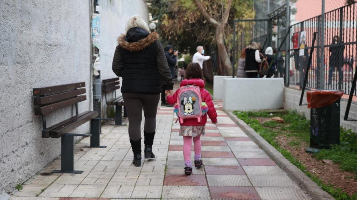Μεγάλη ανάσα για εργαζόμενους γονείς: Νέα εξαήμερη άδεια με αποδοχές