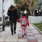 Μεγάλη ανάσα για εργαζόμενους γονείς: Νέα εξαήμερη άδεια με αποδοχές