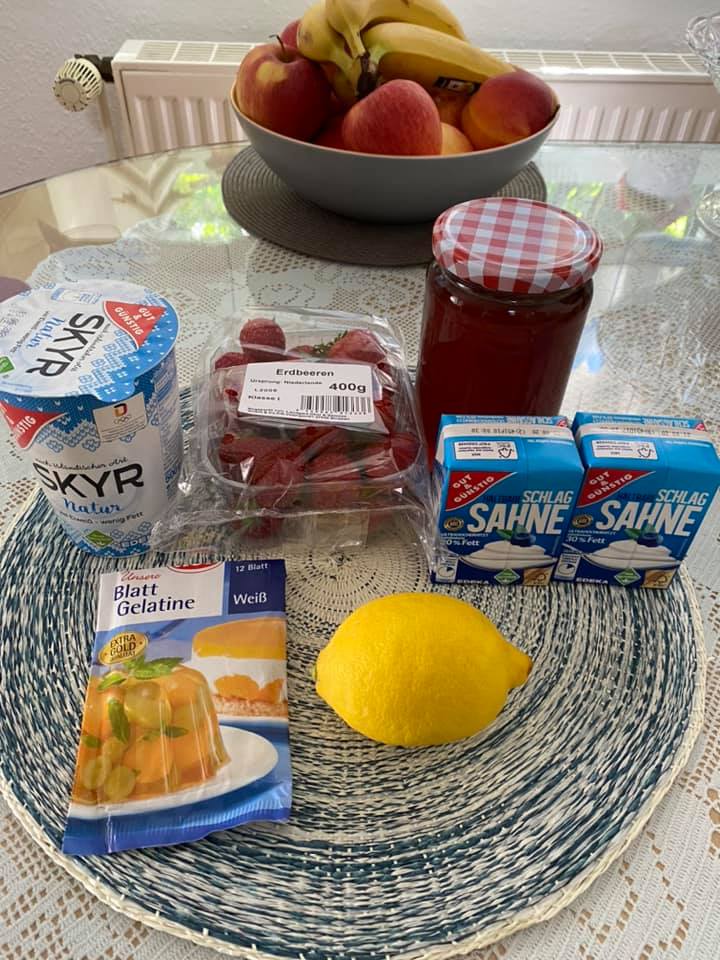 Μους γιαούρτι με σπιτική σάλτσα φράουλας χωρίς ζάχαρη