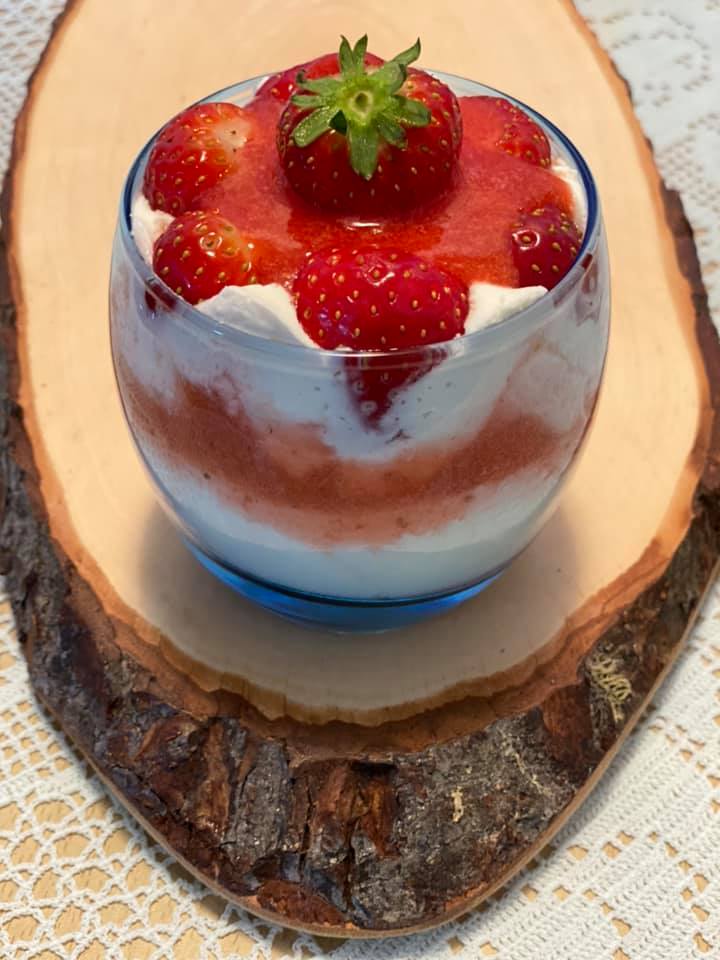 Μους γιαούρτι με σπιτική σάλτσα φράουλας χωρίς ζάχαρη