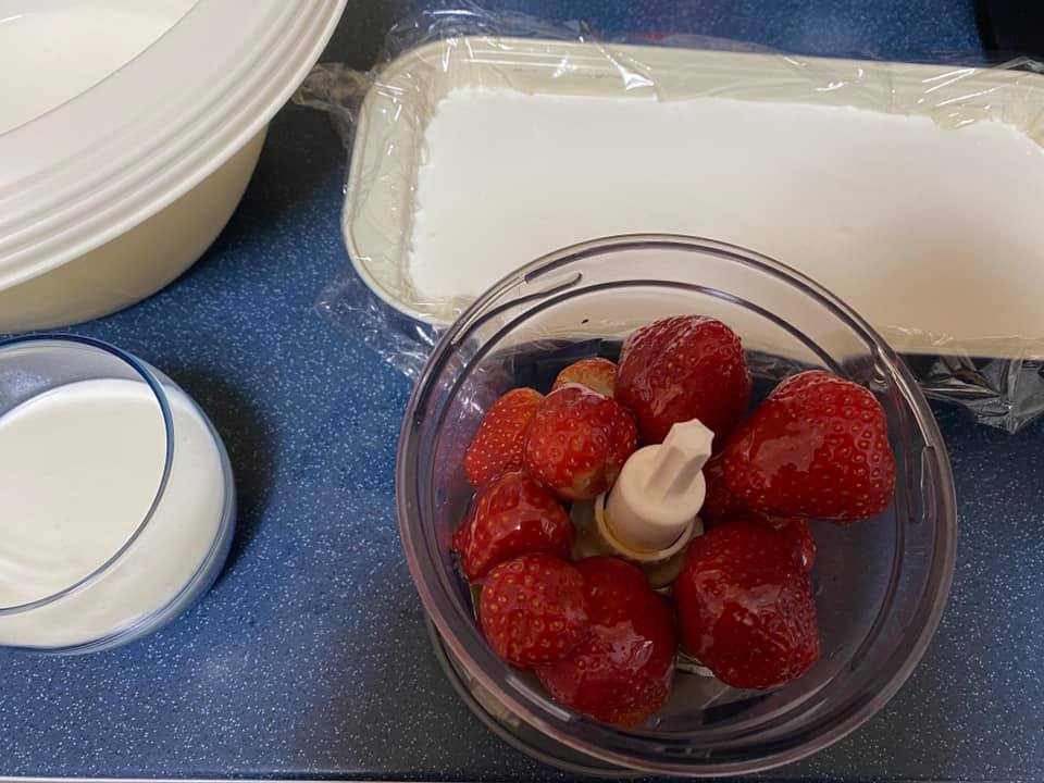 Μους γιαούρτι με σπιτική σάλτσα φράουλας χωρίς ζάχαρη