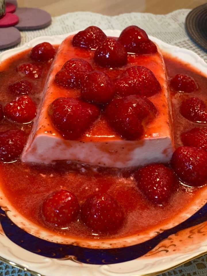 Μους γιαούρτι με σπιτική σάλτσα φράουλας χωρίς ζάχαρη