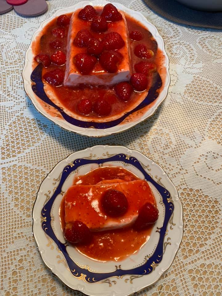 Μους γιαούρτι με σπιτική σάλτσα φράουλας χωρίς ζάχαρη