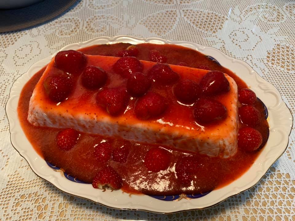 Μους γιαούρτι με σπιτική σάλτσα φράουλας χωρίς ζάχαρη