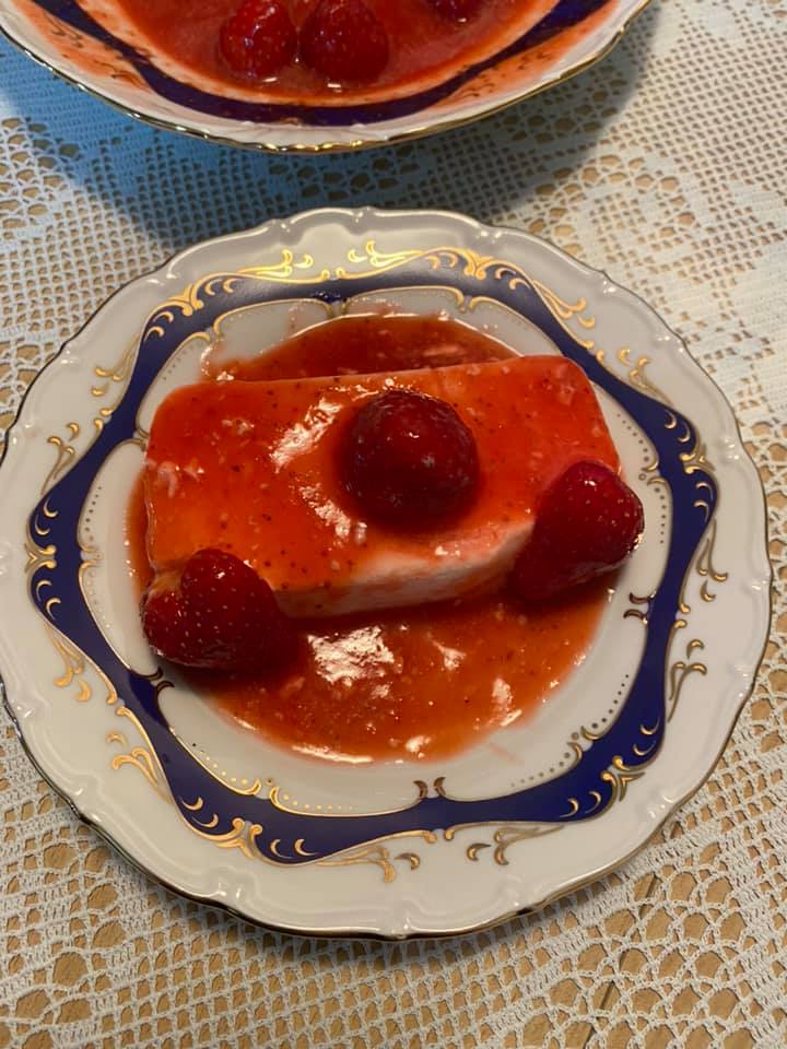 Μους γιαούρτι με σπιτική σάλτσα φράουλας χωρίς ζάχαρη