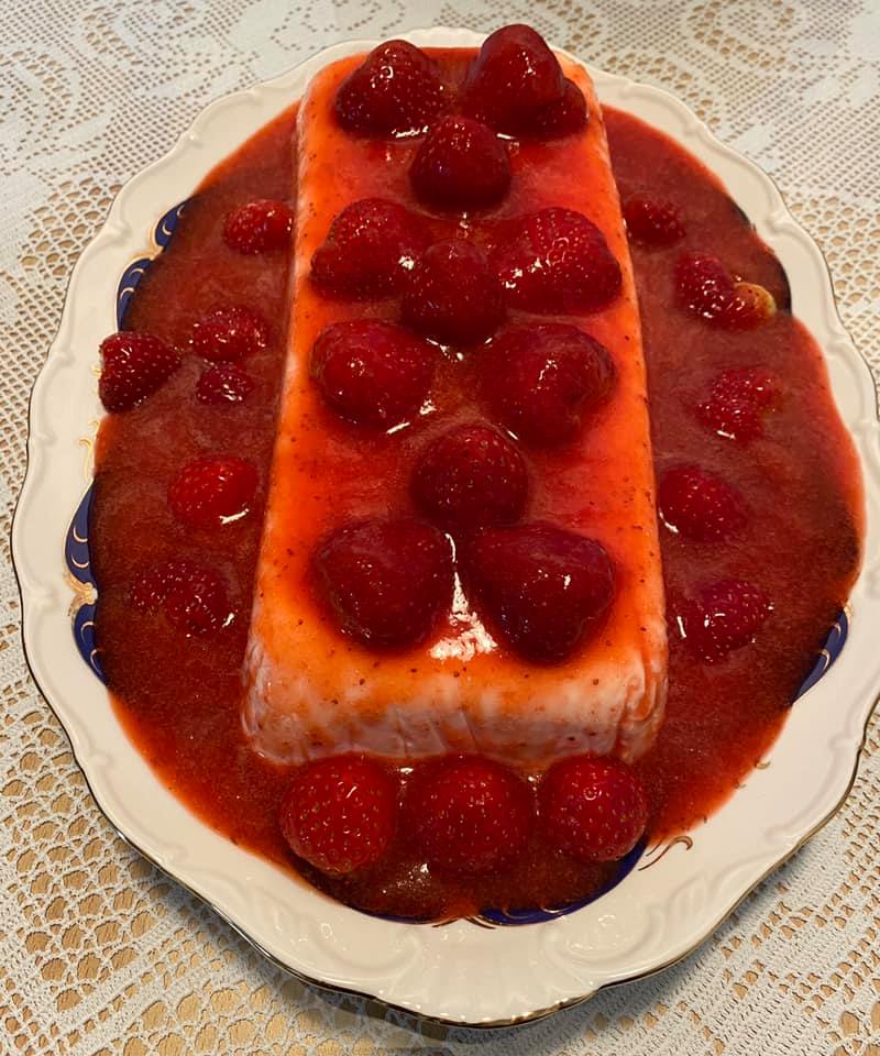 Μους γιαούρτι με σπιτική σάλτσα φράουλας χωρίς ζάχαρη