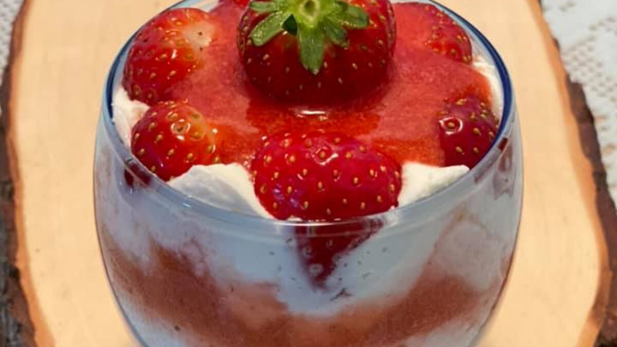 Μους γιαούρτι με σπιτική σάλτσα φράουλας χωρίς ζάχαρη