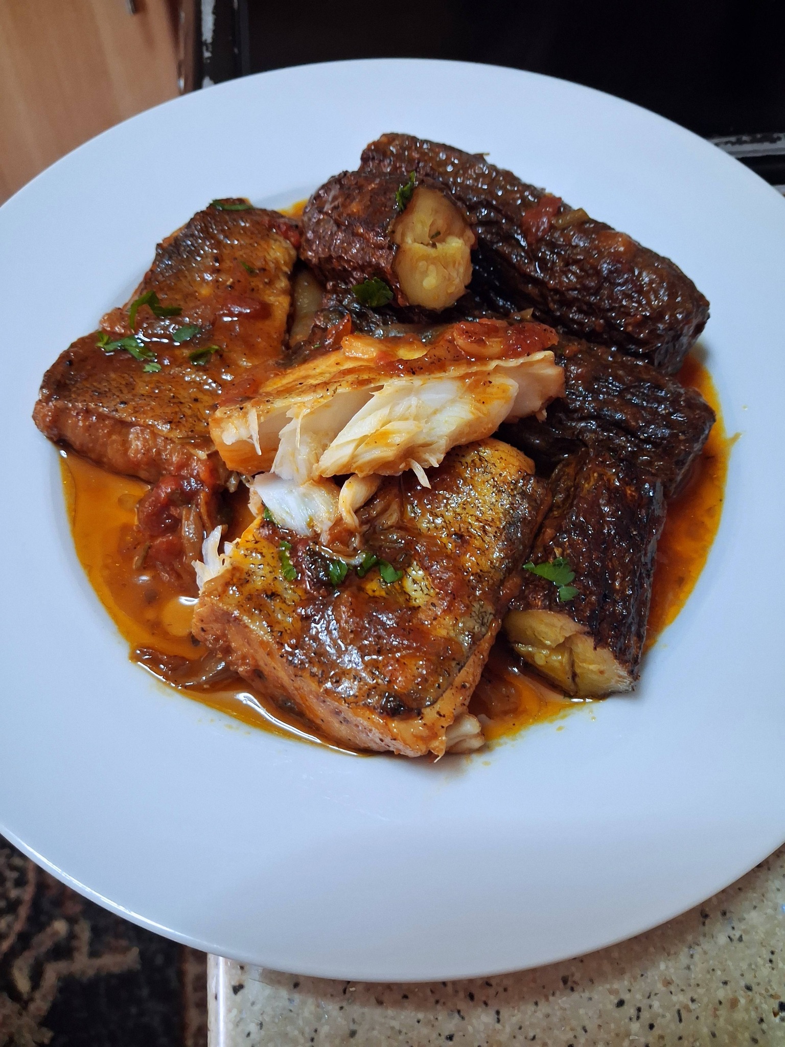 Μπακαλιάρος πλακί με κολοκυθάκια για την 25η Μαρτίου