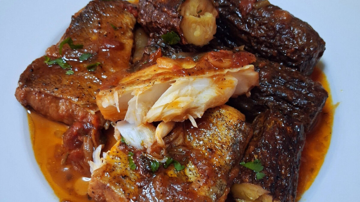 Μπακαλιάρος πλακί με κολοκυθάκια για την 25η Μαρτίου