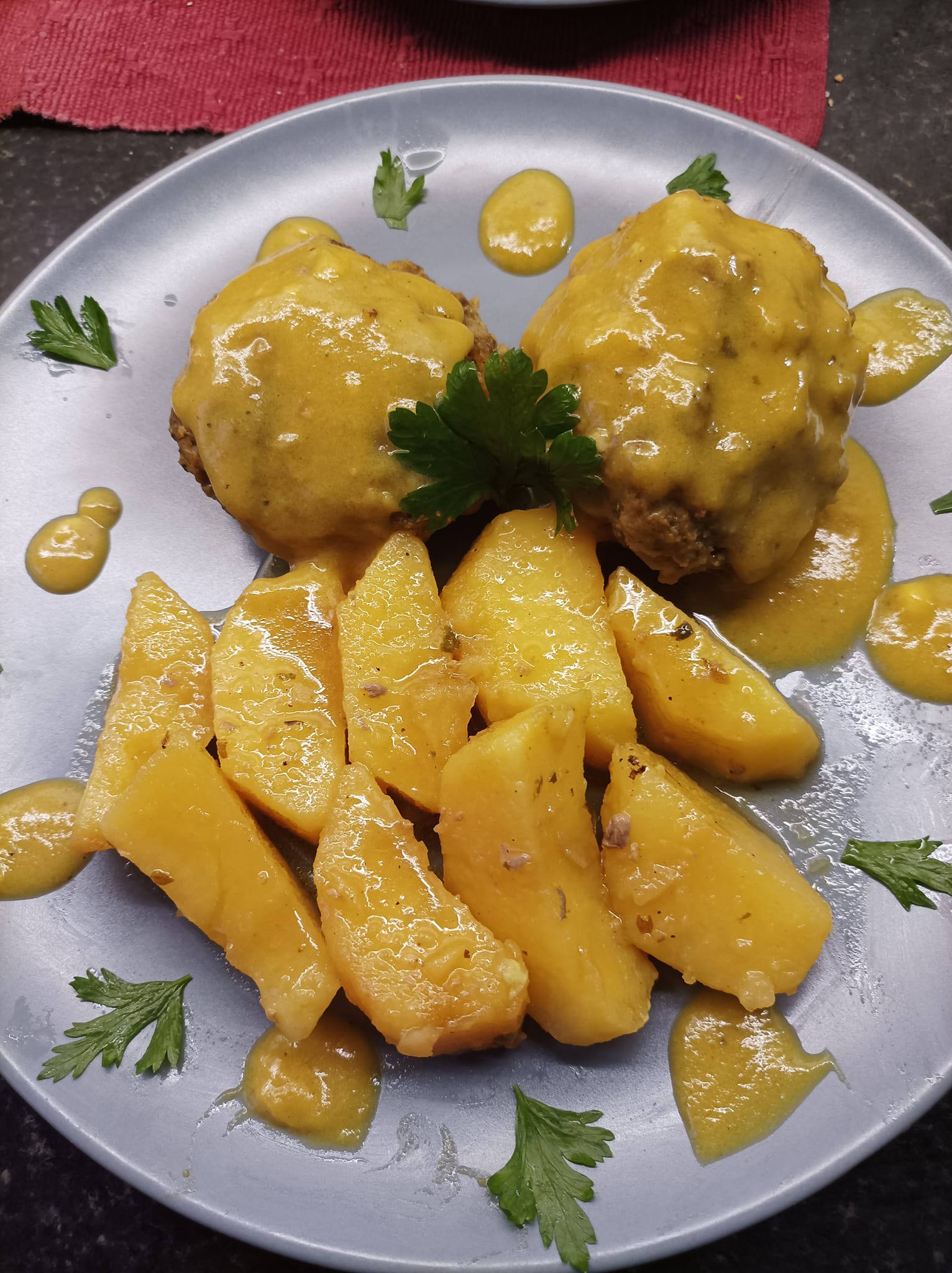 Μπιφτέκια στο φούρνο με σάλτσα μουστάρδας για το Κυριακάτικο τραπέζι