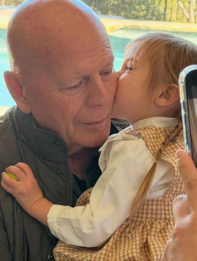 Μπρους Γουίλις: Τα συγκινητικά γενέθλια του ηθοποιού που πάσχει με Άνοια με την εγγονή του αγκαλιά