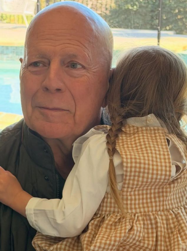 Μπρους Γουίλις: Τα συγκινητικά γενέθλια του ηθοποιού που πάσχει με Άνοια με την εγγονή του αγκαλιά