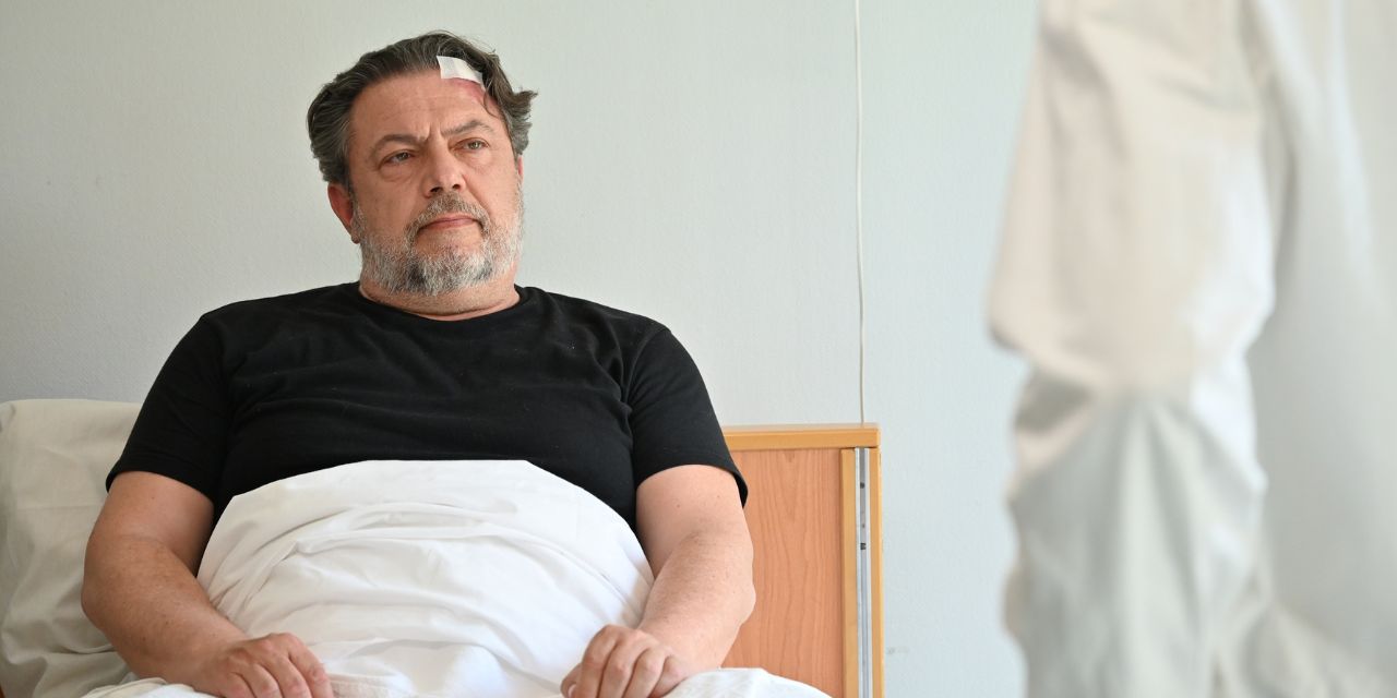 Να μ αγαπάς: Ο Θεόφιλος πεθαίνει και κανείς δεν ενδιαφέρεται ούτε για την κηδεία