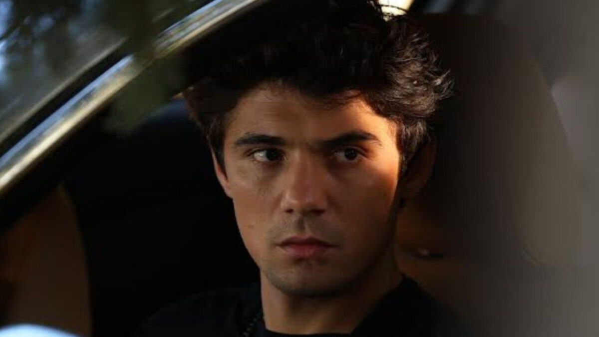 Να μ’ αγαπάς: Πέφτει στα πόδια του και τον εκλιπαρεί για έλεος κι εκείνος τον κάνει σκουπίδι