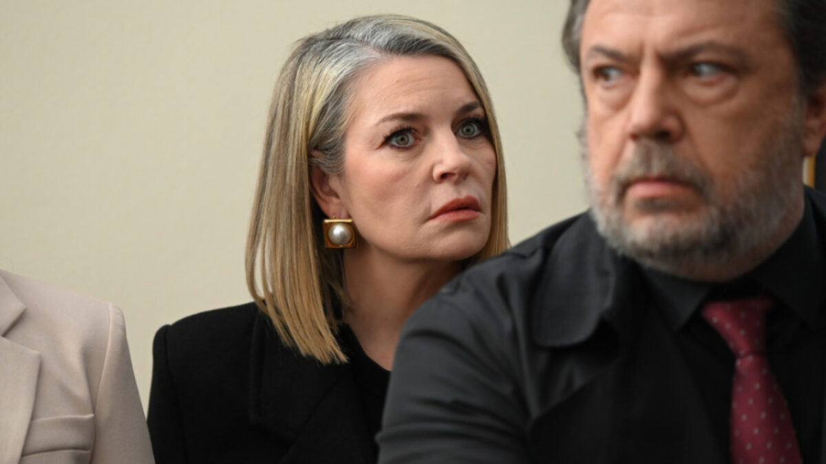 Να μ’ αγαπάς: Η Σοφία τα καταφέρνει και κλέβει την περιουσία του Θεόφιλου