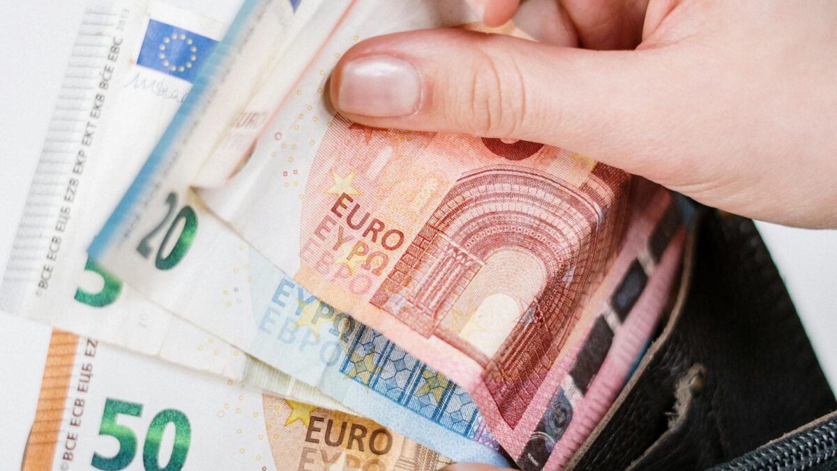 Νέο πρόγραμμα επιδοτήσεων μέχρι και 36.000 ευρώ για νέους πτυχιούχους - Η διαδικασία και πότε ξεκινά