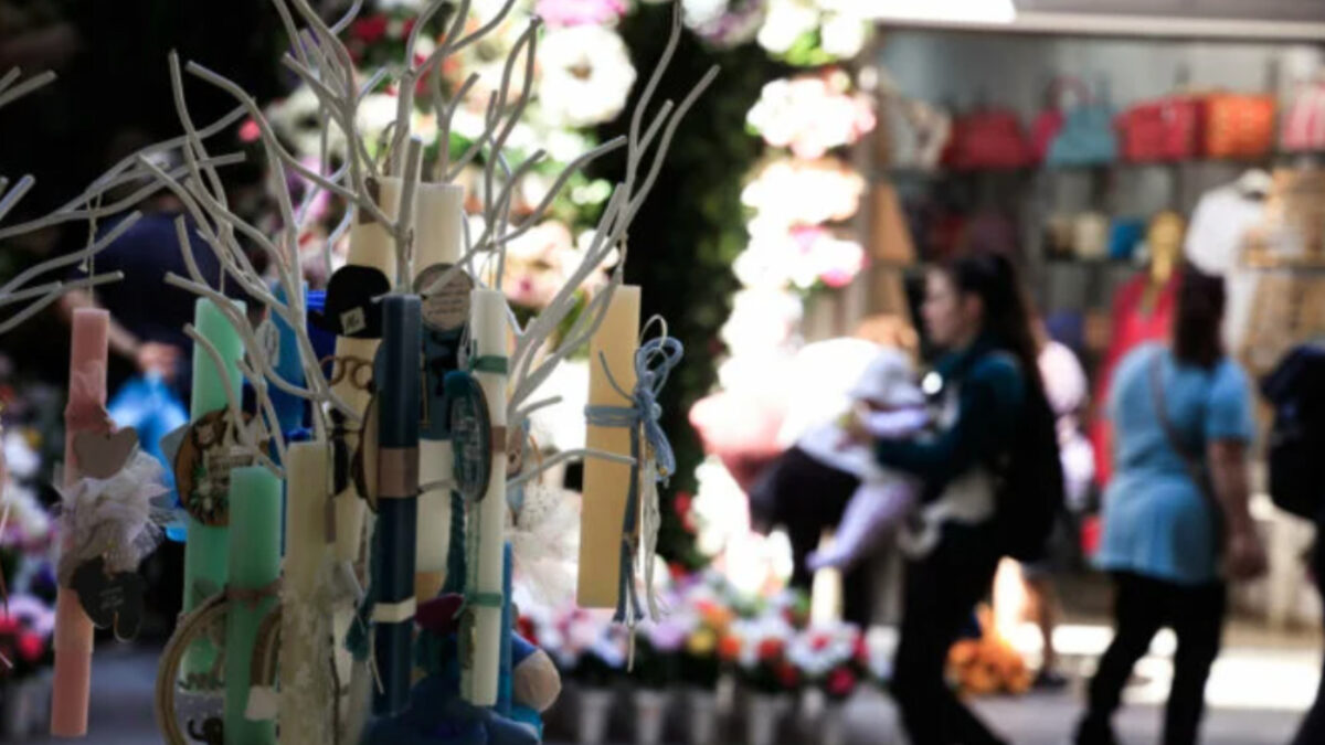 Πάσχα 2026: Πότε ξεκινά το εορταστικό ωράριο και ποια Κυριακή θα μείνουν ανοιχτά τα καταστήματα