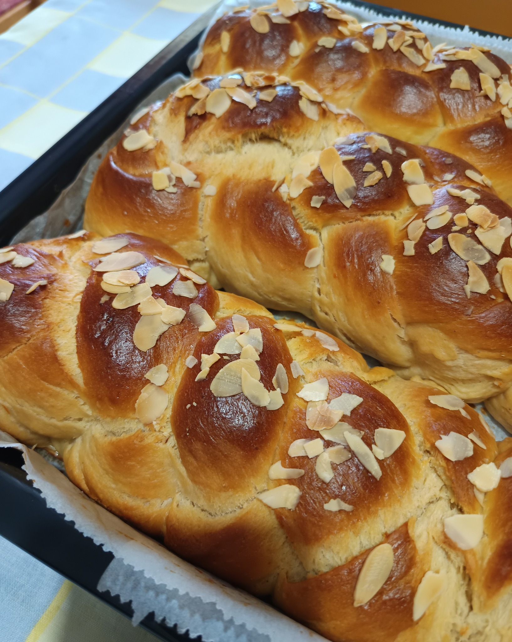 Πασχαλινά τσουρέκια με ζαχαρούχο καλύτερα και από του φούρνου