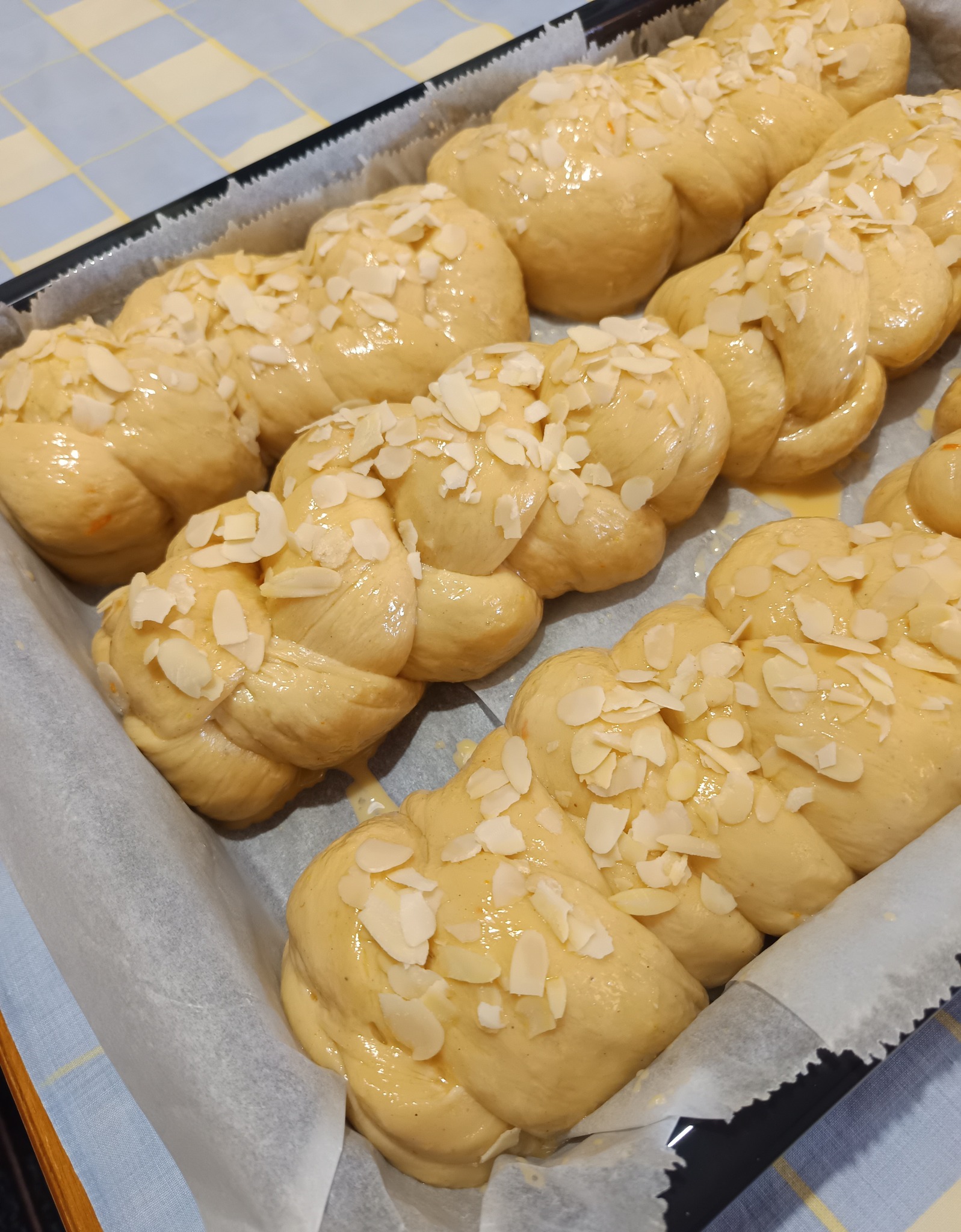 Πασχαλινά τσουρέκια με ζαχαρούχο καλύτερα και από του φούρνου