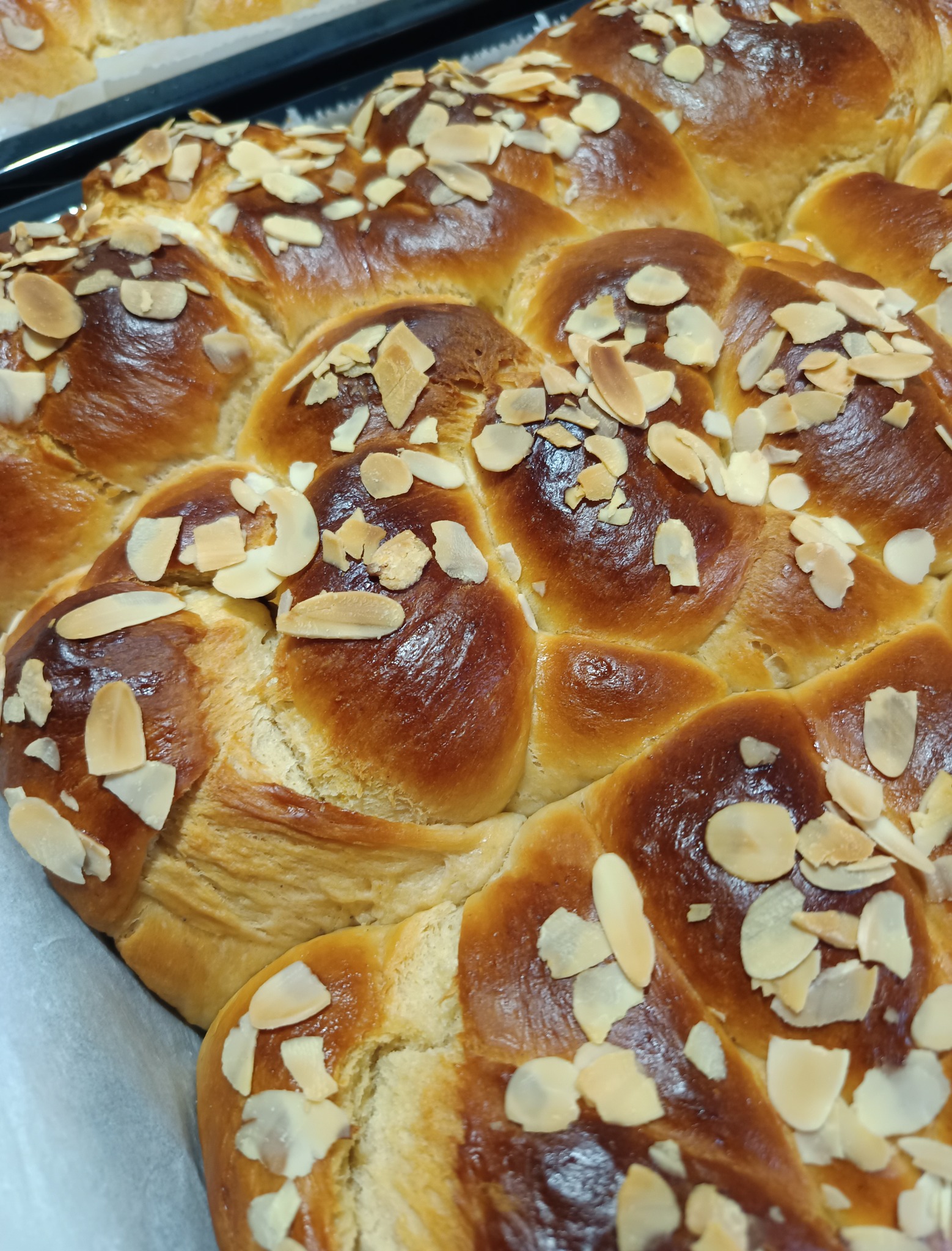 Πασχαλινά τσουρέκια με ζαχαρούχο καλύτερα και από του φούρνου