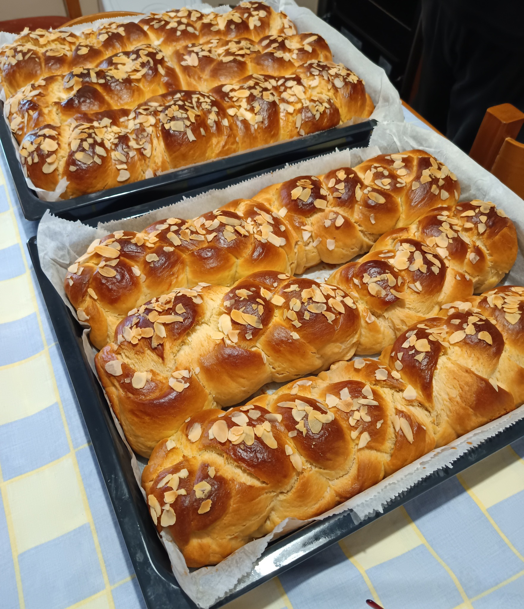 Πασχαλινά τσουρέκια με ζαχαρούχο καλύτερα και από του φούρνου