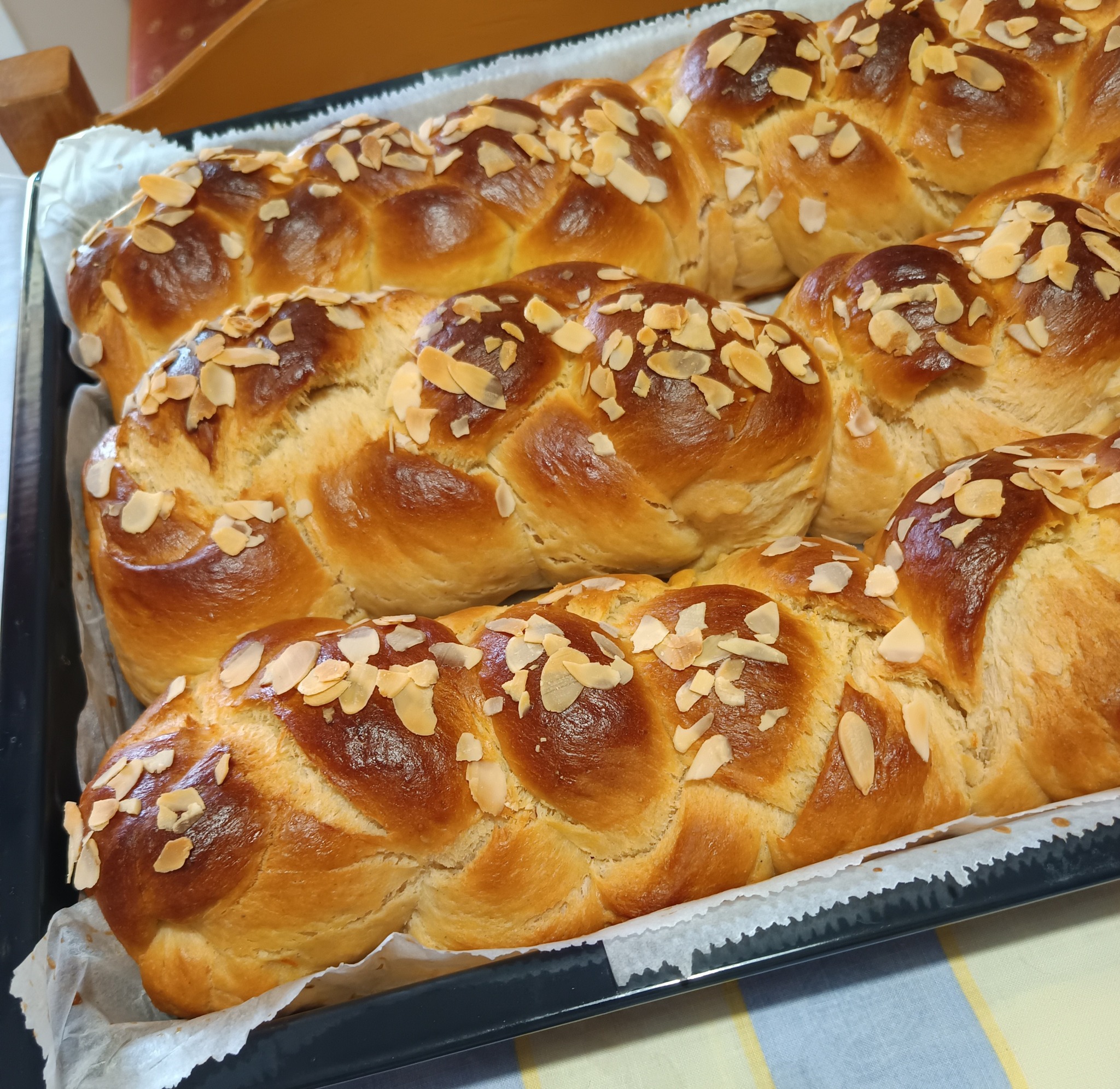 Πασχαλινά τσουρέκια με ζαχαρούχο καλύτερα και από του φούρνου