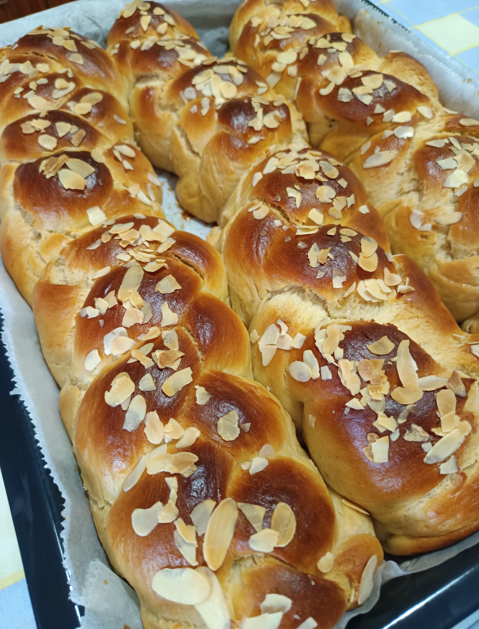 Πασχαλινά τσουρέκια με ζαχαρούχο καλύτερα και από του φούρνου