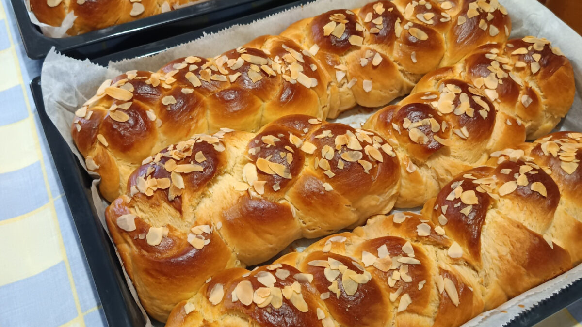 Πασχαλινά τσουρέκια με ζαχαρούχο καλύτερα και από του φούρνου