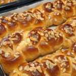 Πασχαλινά τσουρέκια με ζαχαρούχο καλύτερα και από του φούρνου