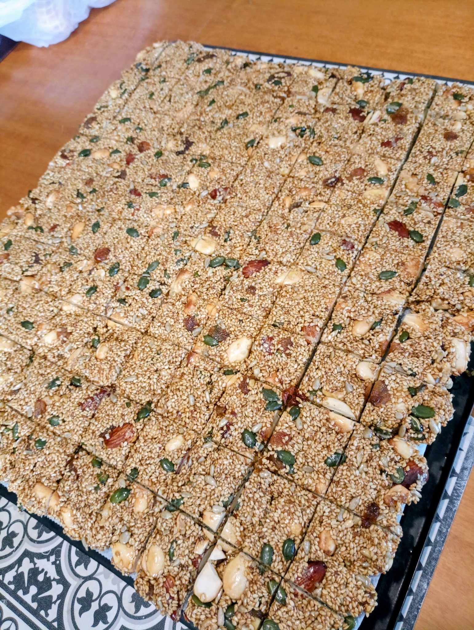 Παστέλι με αμύγδαλα και ηλιόσπορους για τη νηστεία