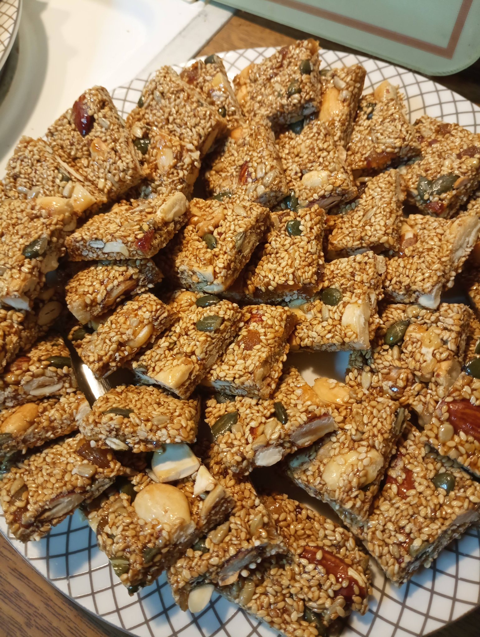 Παστέλι με αμύγδαλα και ηλιόσπορους για τη νηστεία