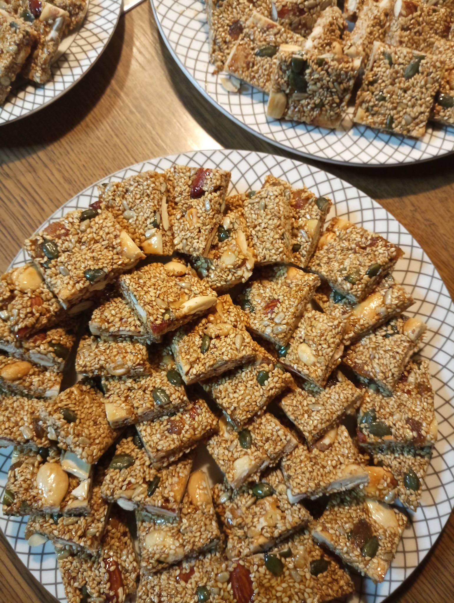 Παστέλι με αμύγδαλα και ηλιόσπορους για τη νηστεία