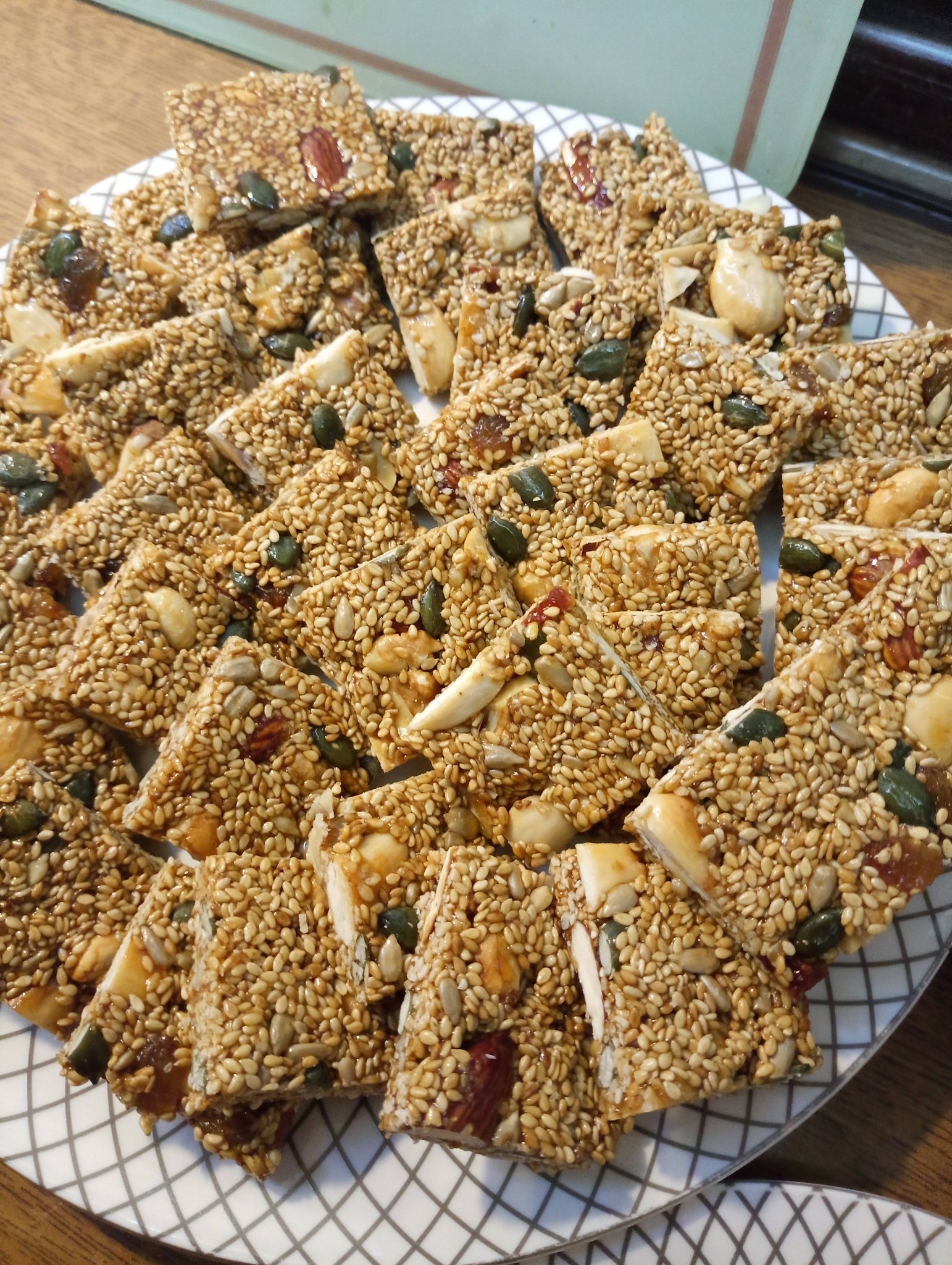 Παστέλι με αμύγδαλα και ηλιόσπορους για τη νηστεία