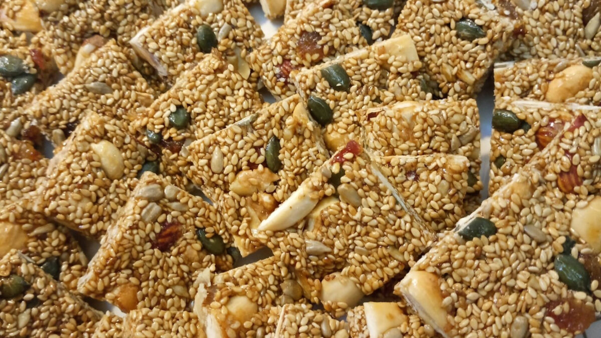 Παστέλι με αμύγδαλα και ηλιόσπορους για τη νηστεία