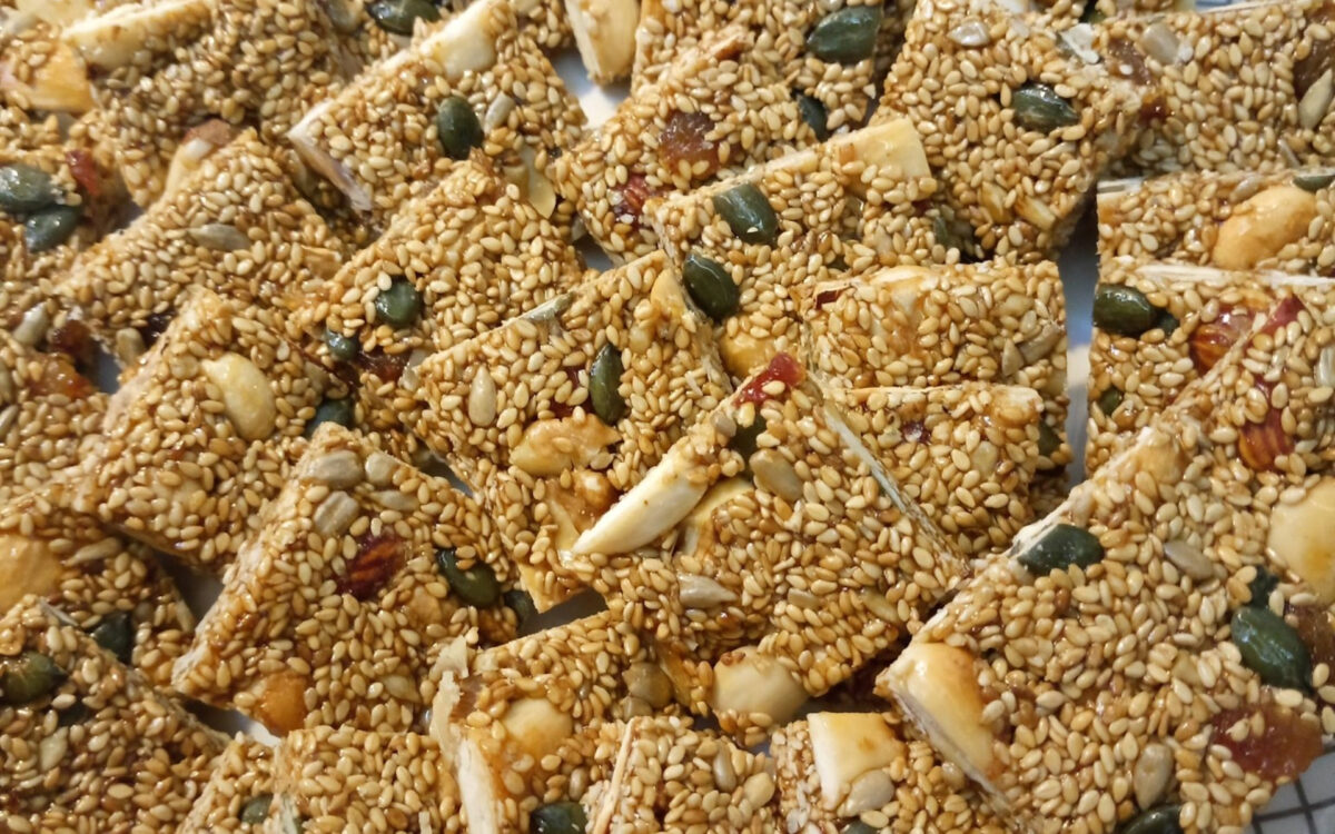 Παστέλι με αμύγδαλα και ηλιόσπορους για τη νηστεία