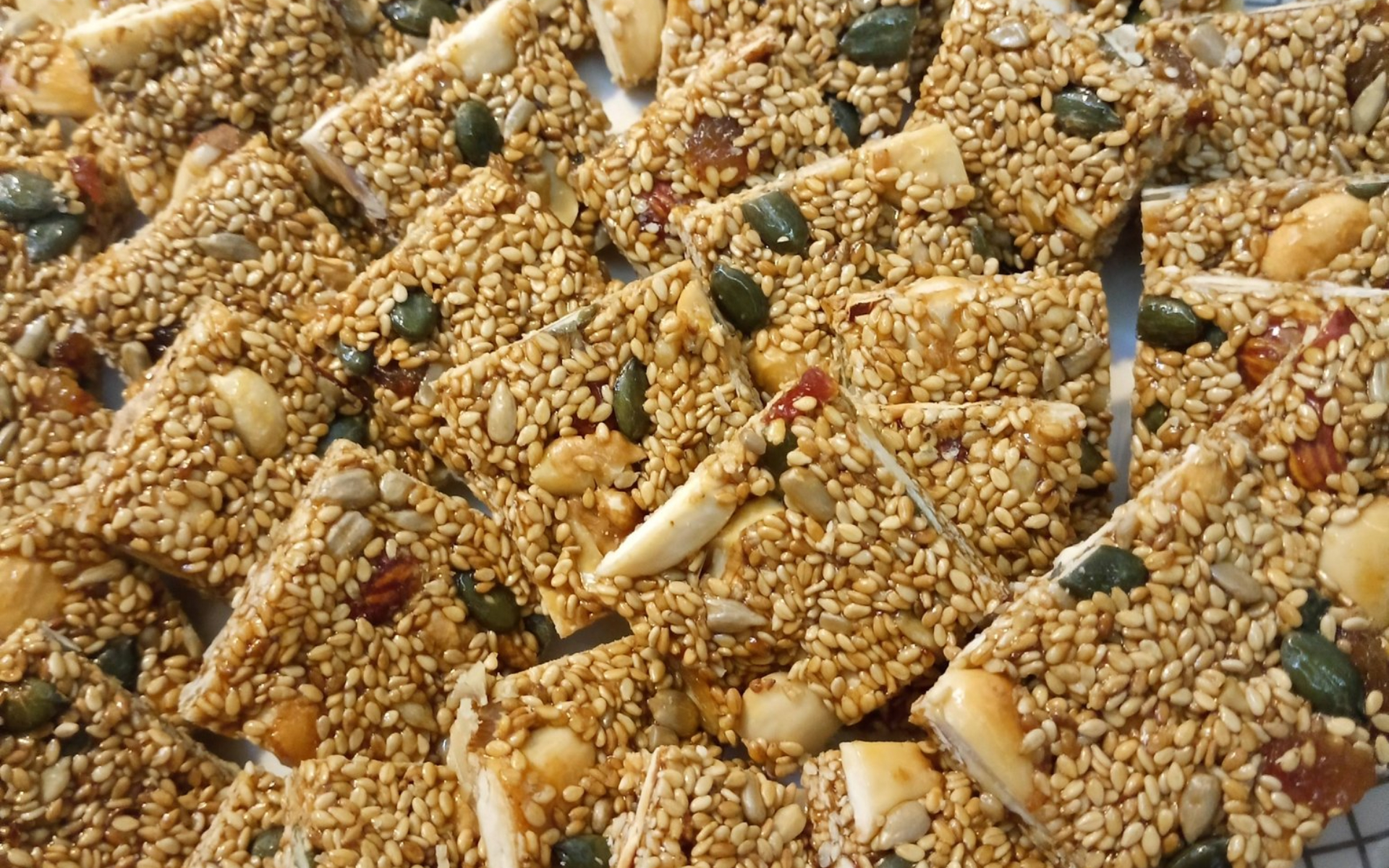 Γλυκό για την Μεγάλη Εβδομάδα: Παστέλι με αμύγδαλα και κολοκυθόσπορους